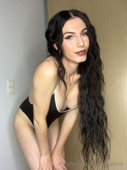 Working on my striptease skills 🙈