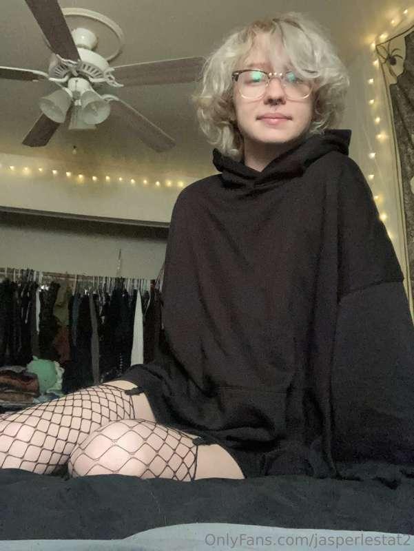 What’s under the hoodie? (Full nude photo set + feet pics)