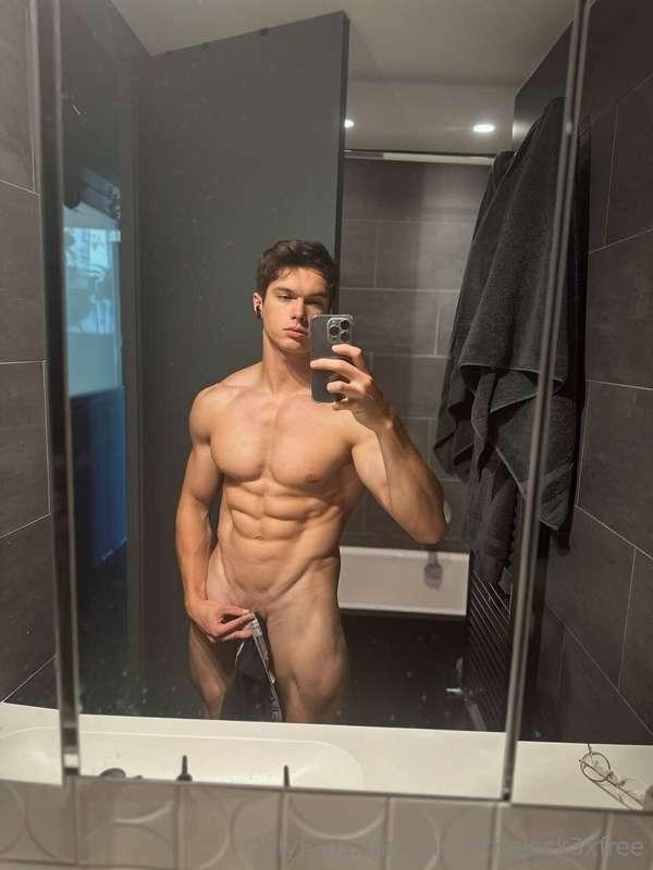 PROMO - model tagged🇫🇷 Bonjour, I’m Leo. 🇫🇷Fit and straight ..