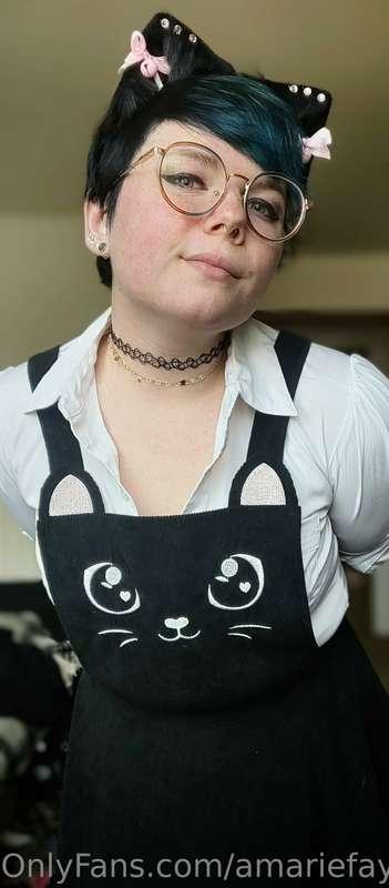 Cat maid at your service 😻
Who wants to see me take it off?