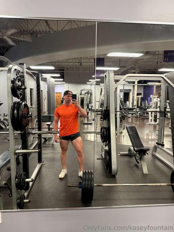 Back in the home gym and back at it. Definitely gotta get ba..