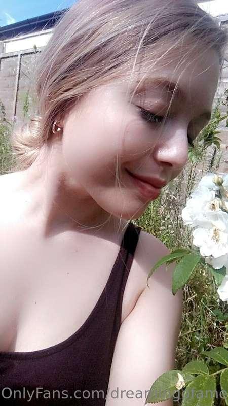 Just love being in the sun and smelling the roses🌹🌸🌼💐🌺 what'..