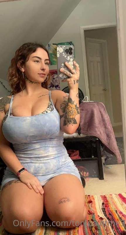 I want one of those hugs where you grab my ass 😍 that turns ..