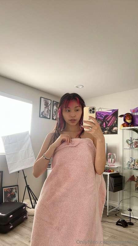 took these ***HOT*** pics fresh out of the shower!! all i ha..