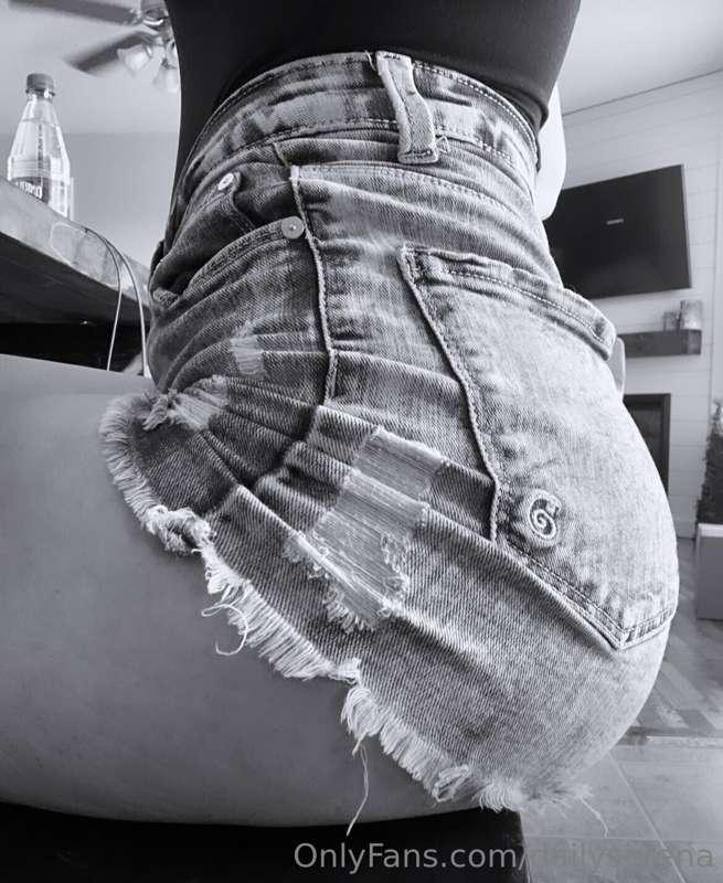 In need of a face to sit on.. know anyone? 👅