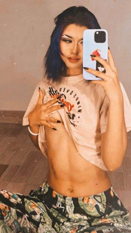 here’s a mirror selfie for you babe 🥰