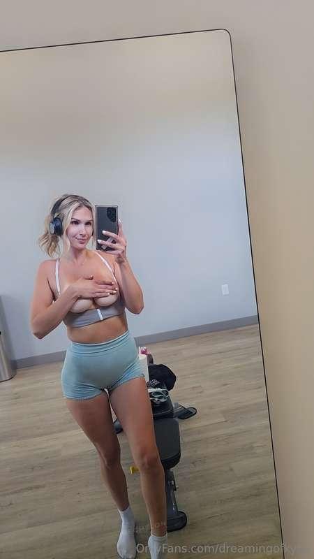 Come with me to the gym and let's do cardio at home💦