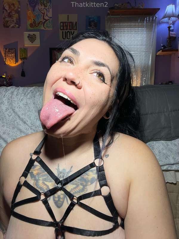 Do you like spit? I do. So I took these pics📸 I love to droo..