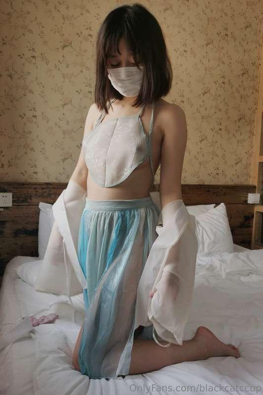 No bra is the best kind of top 没有胸罩是最好的上衣