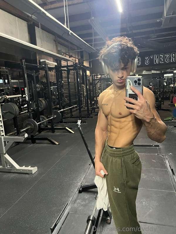 My gym bro just dropped an OF @loverrboyleo - he's 19 - buil..