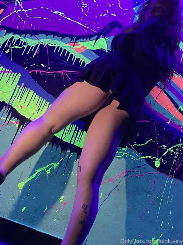 wanna see up my skirt when i take the stairs 😈💋