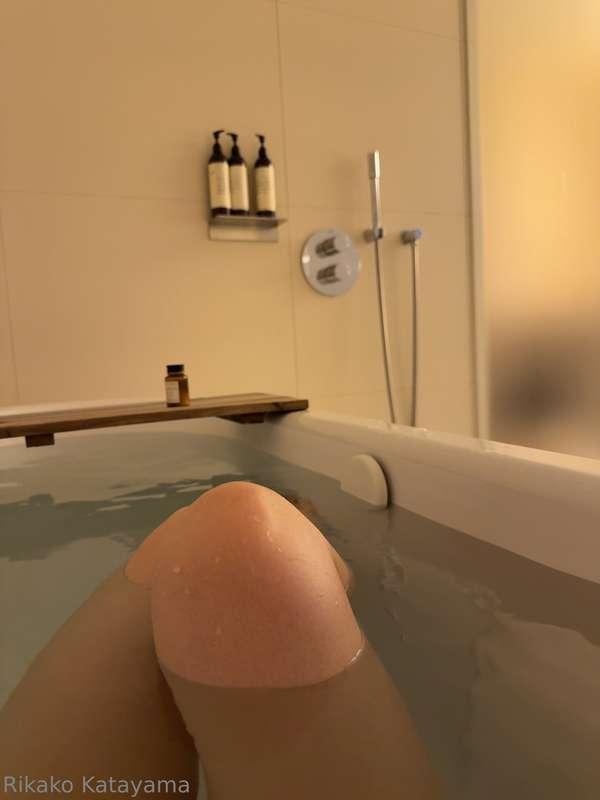 Cozy weekend long bath and thinking about what to eat later ..