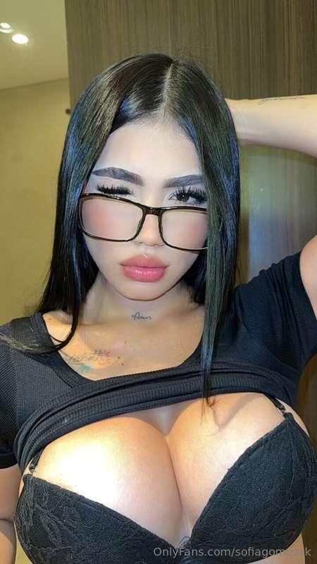 Bet you’re wondering what I look like without the bra… Wanna..