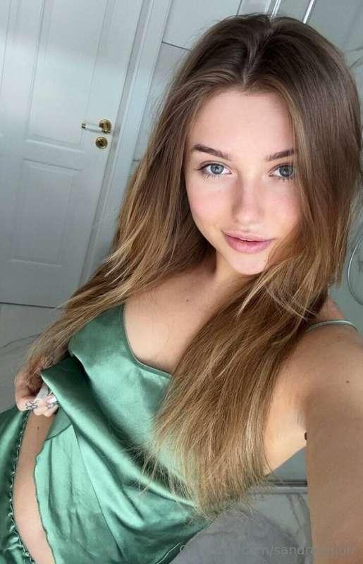  @lealealuxe She is waiting for you❤️❤️ @lealealuxe ❤️ Who w..