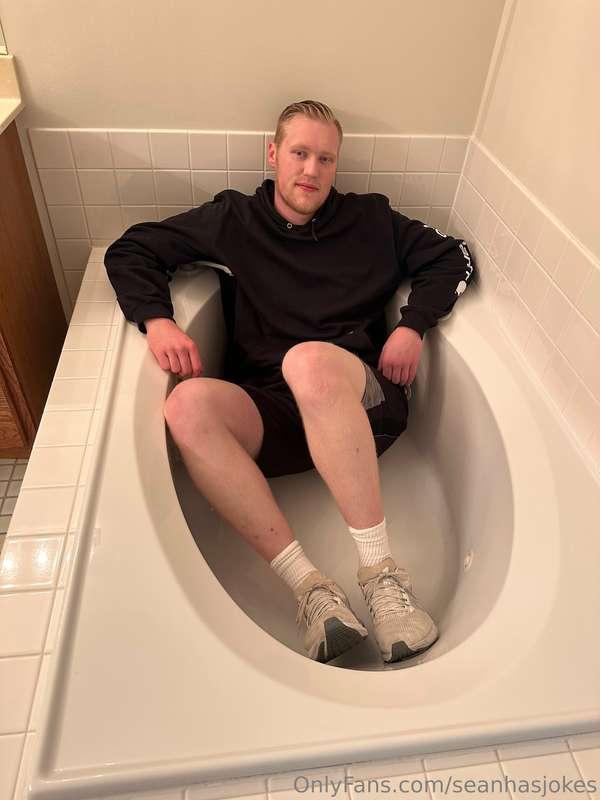 In the tub who wants to join?🫧🧼💦