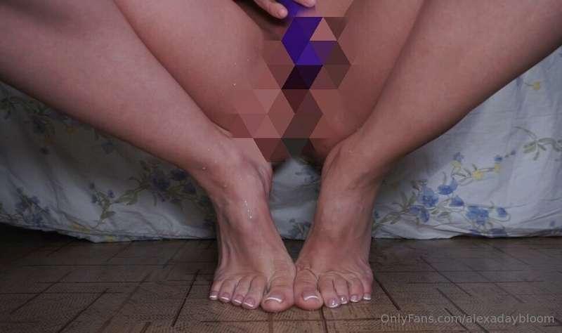 Very sexy close up view ❤️💓of my squirting 💦 right on my fee..