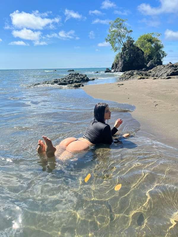 ¿Te gusta como flota mi enorme y delicioso trasero? 🥵🍑