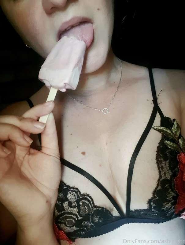 Baby its Hot outside 🔥
What is it like where you are ? 
Wher..