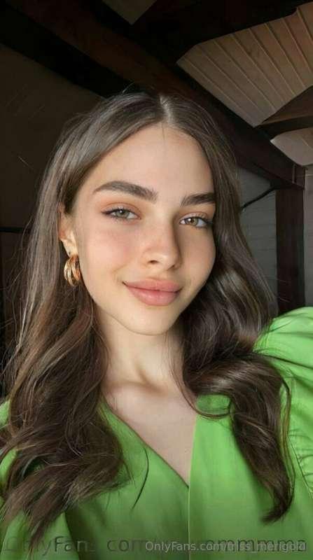 ❗️She’s @youremmmma active right now & is waiting for YOU❗️
..