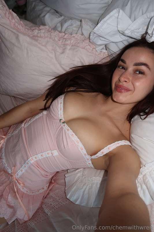 Who will I see on my live tomorrow? 🤭ps it's at 8pm CST 💋