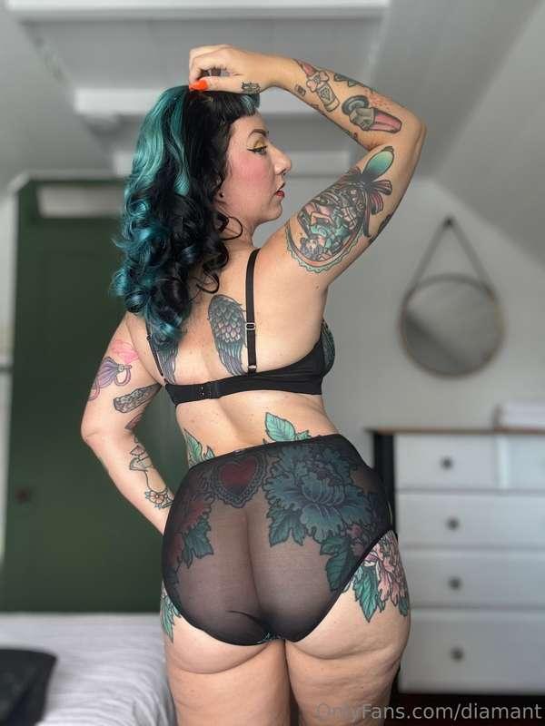 Perfect booty... come eat it