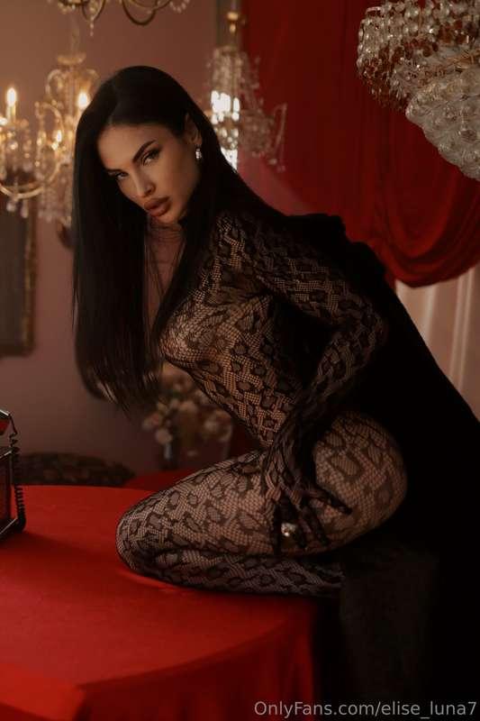 Step into the shadows where elegance embraces desire…🖤🌒 This..