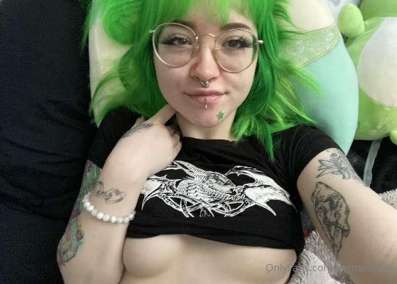 Throwback to when I had green hair 💚 Check your DMs for a gr..
