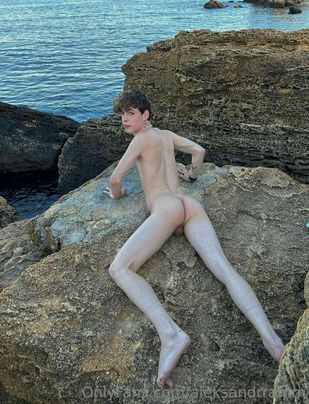 Come swim with me naked 🌊