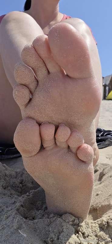 We want your opinion: Would you wear a T-shirt with my footp..