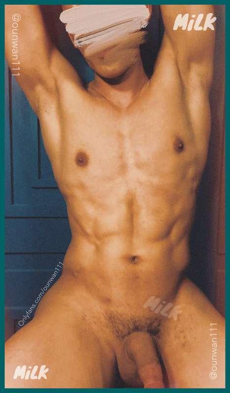 Happy Sunday 😊 – here are some sexy flexing outtakes from a ..