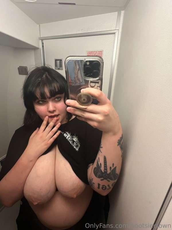 35,000 feet in the air n still horny :3