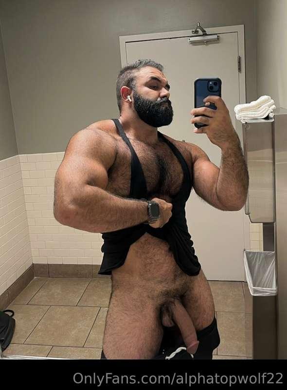 Daddy got horned up during his workout 😈
Who wants to gimme ..