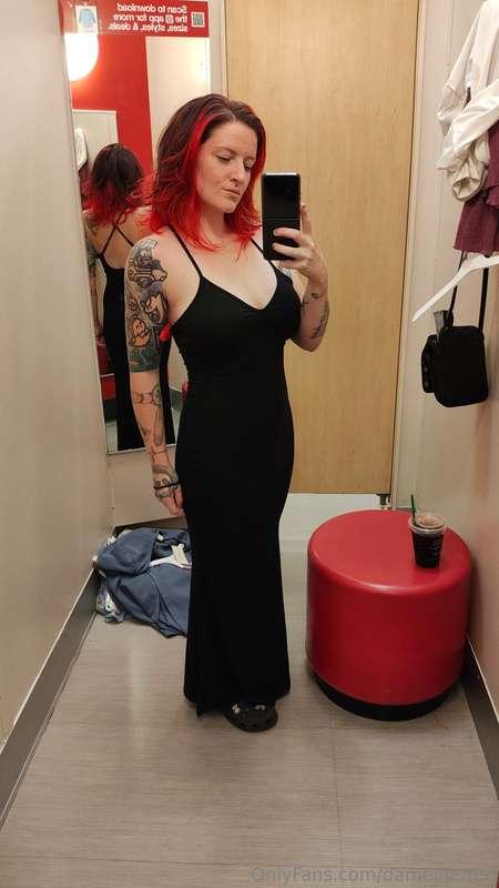 This dress makes me feel like Morticia Adams 🔥 