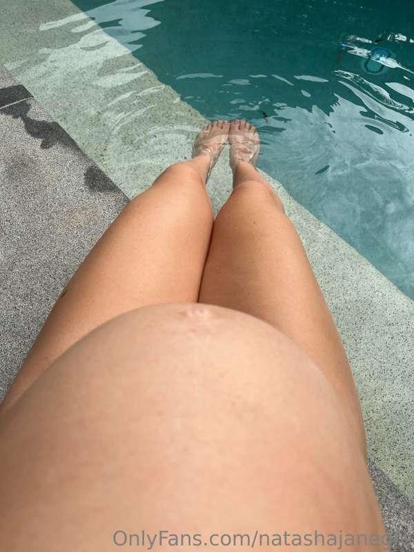 The view from my perspective 🤰🏻🌴