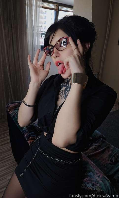 Tonight I will be your strict teacher 😈 Bend forward so that I can see your ass 🍑🤤 and let me teach you a lesson, you will be an obedient student right?😈😈😈


#fyp #alt #goth #bigtits #bdsm #tattoos #strapon  #femdom #mistress #pegging