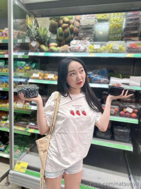 Choosing berries is always hard… (｡•︿•｡) They’re all so cute..