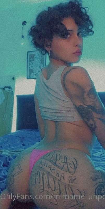 my beautiful big ass feels like smashing a fucking face😈😈
it..