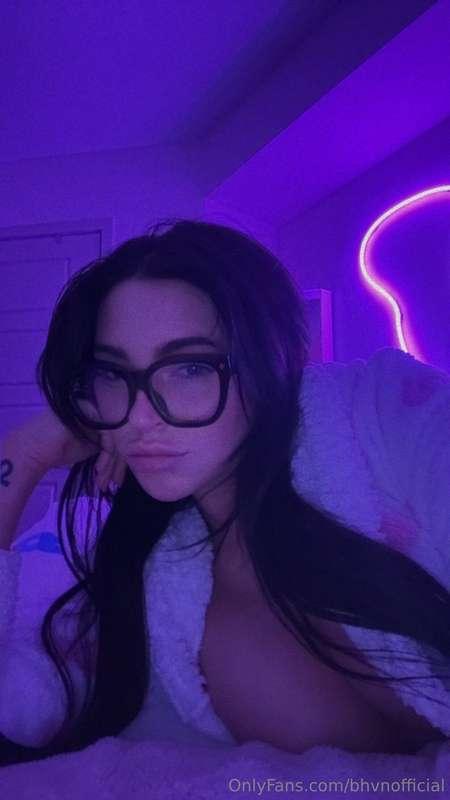 Late night selfie… feelin’ needy and a lil nasty 😏