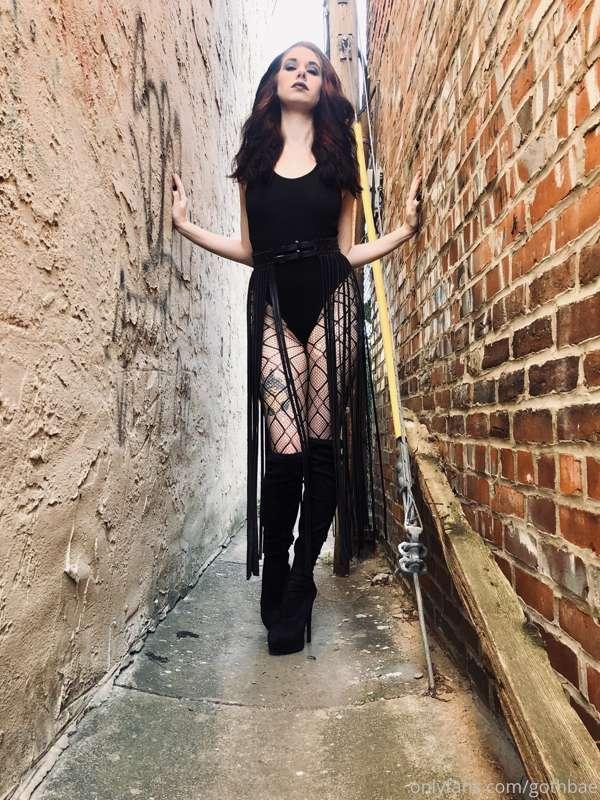 goth mommy is gonna be on TT live reading scary stories and ..