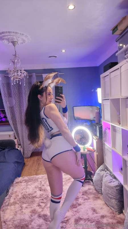 I'm live rn 🥰 https://allmylinks.com/emilyhill