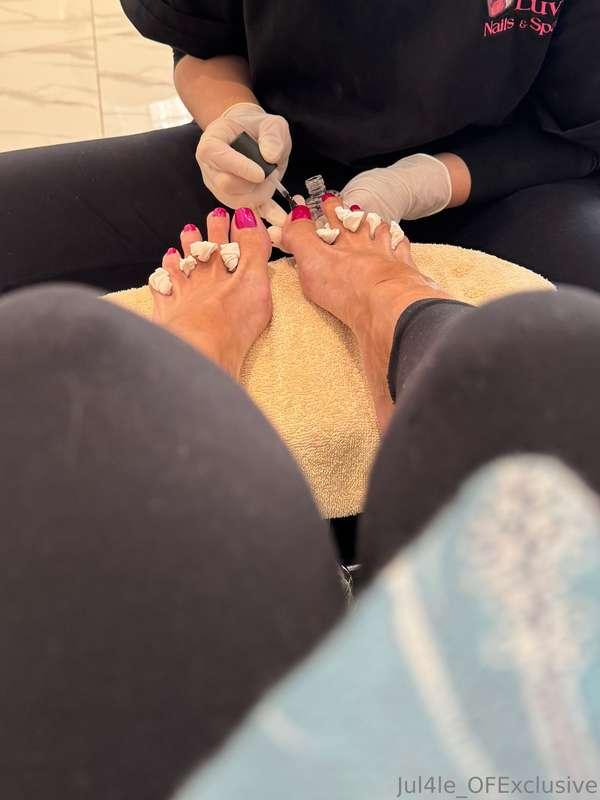 Fresh toes for the weekend 💅