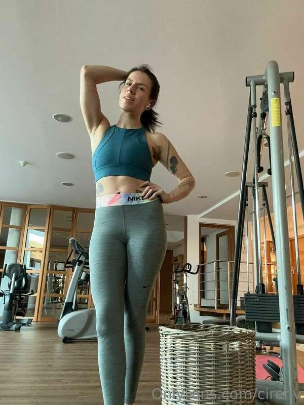 I work out no matter where I am. 💪 Gotta keep this 🔥 body ti..