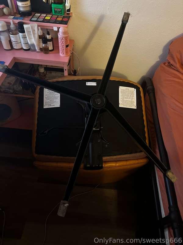 accidentally broke my desk chair today 😭 totally snapped the..
