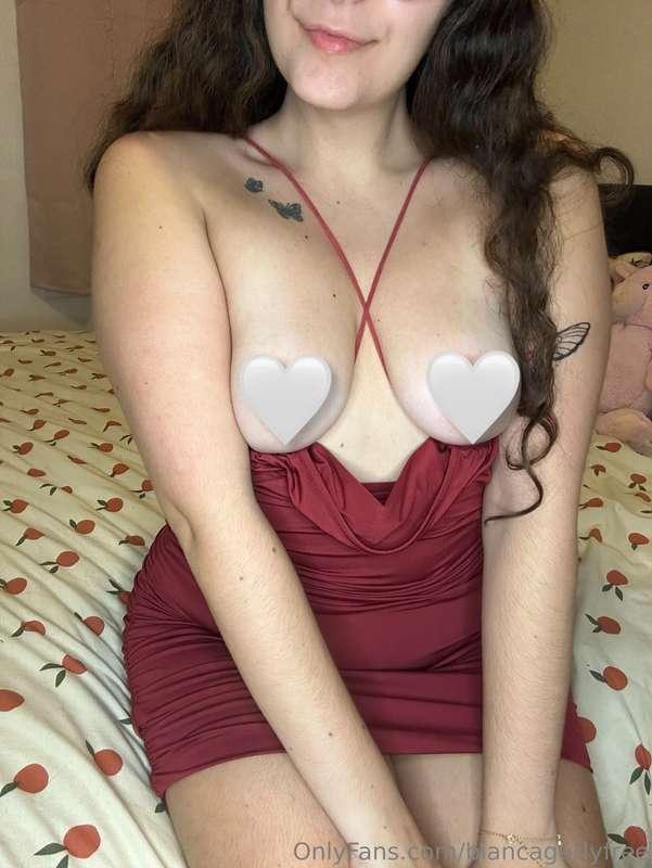 POV : I'm waiting for you on my bed with my tits out! Tell m..