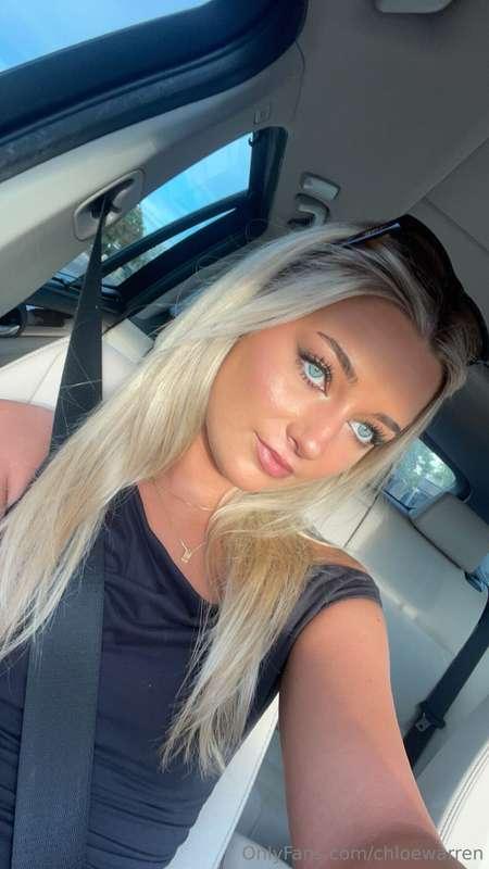 Blue eyed blonde 😇