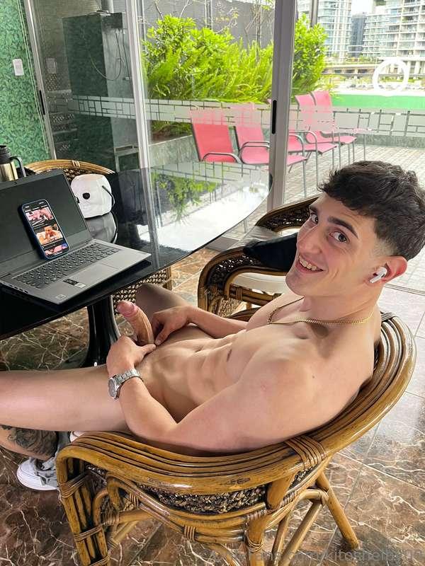 Do you want to see what happened after this photo?💦
Queres v..