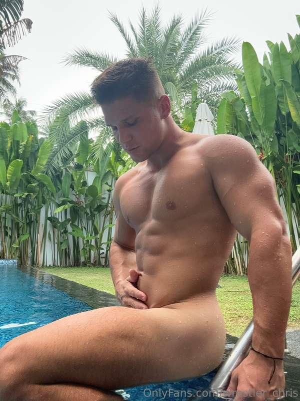 I always swim naked in the pool😛💦