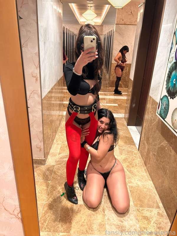 i finally got to see my favorite :3 Miss Daphne!🖤 don’t we look so cute together ☺️
@virtualdaphne 