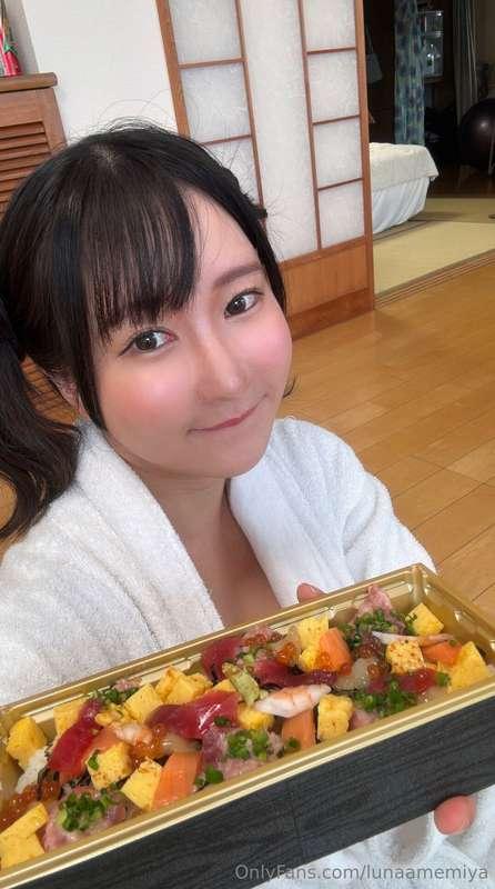 We took a break from shooting to have lunch🍽️ I love seafood..