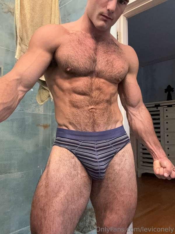 letting my veins and pecs pop for you 😈😝